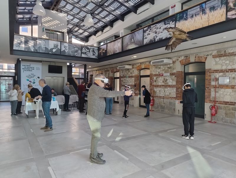 Evento VR museale — visitatori con visori in spazio espositivo