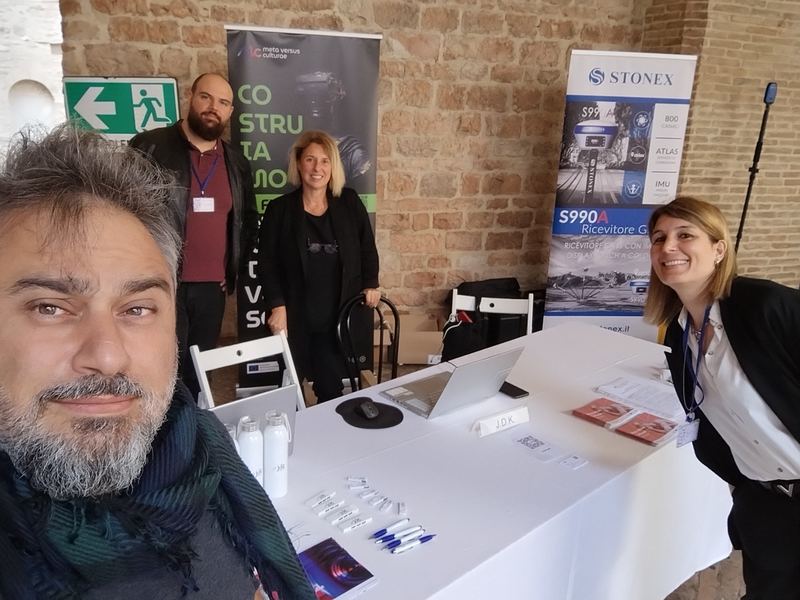 Stand JDK e Meta Versus Culturae — evento a Foligno